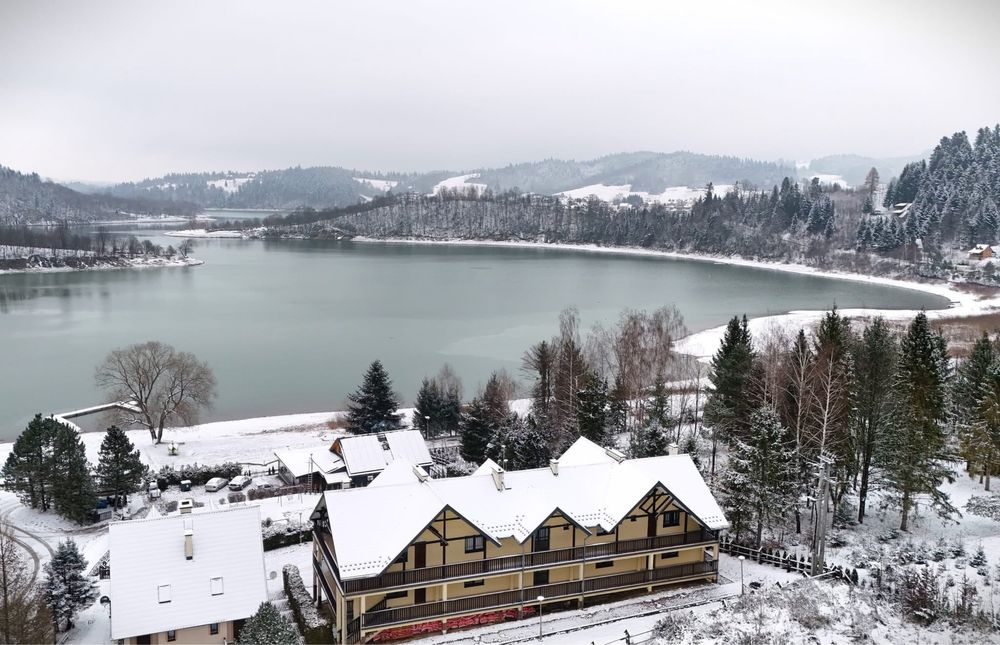 Jacuzzi Nad Soliną nad jeziorem Apartamenty w górach z widokiem na jez