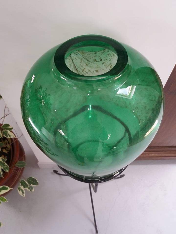 Vaso em vidro com suporte em ferro