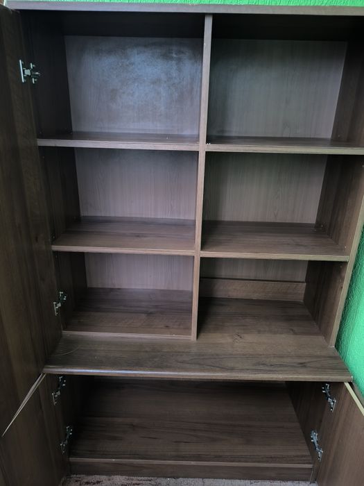 Шафа для речей у вітальню