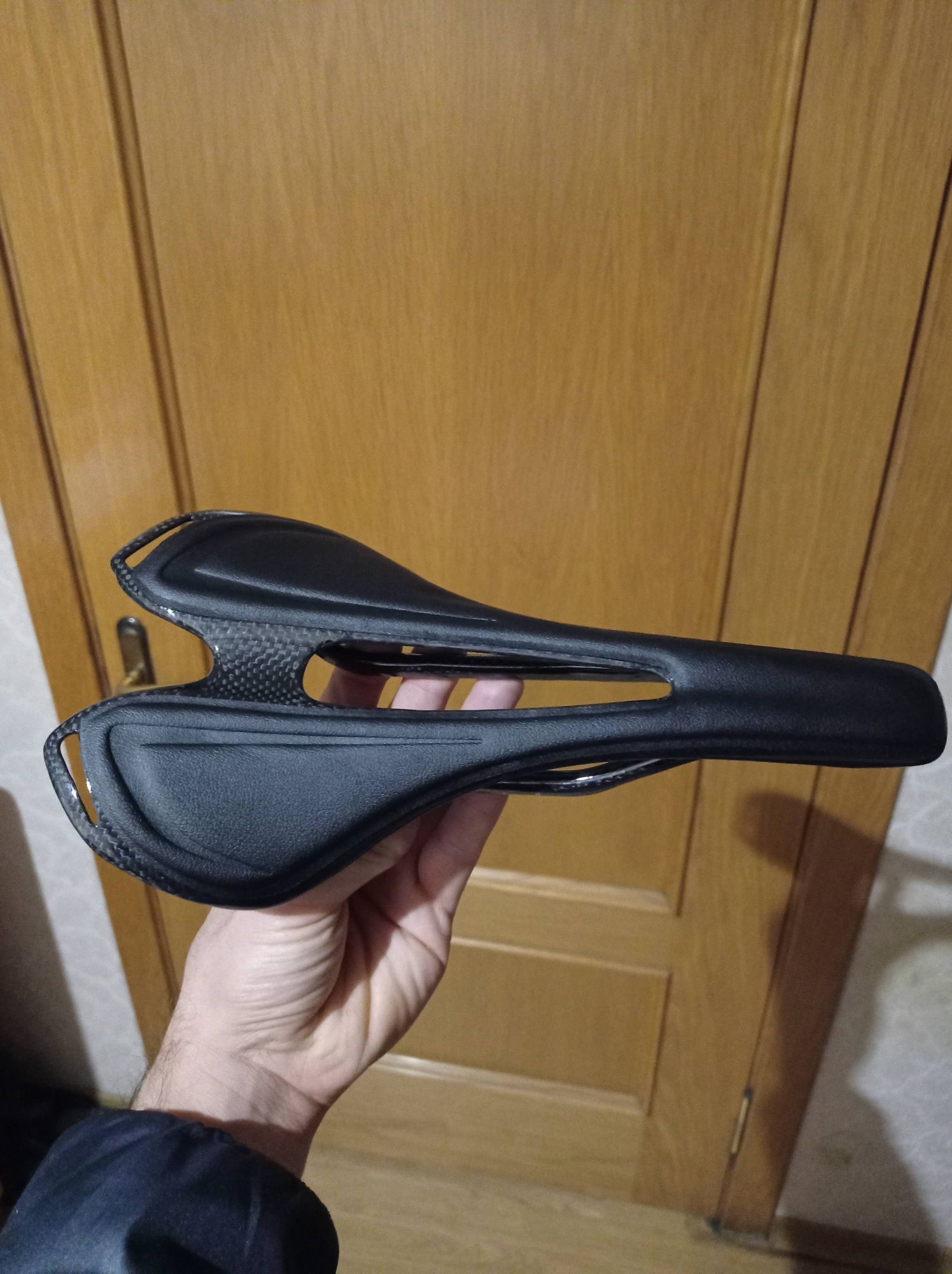 Сідло, седло, карбон. Нові, легкі, карбонові сідла Specialized,  ODI