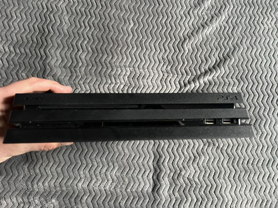 Playstation 4 pro 2 джойстика 2 диска