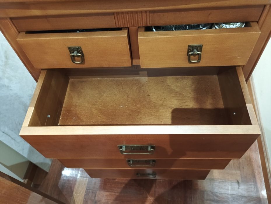 Cómoda cerejeira bom estado com 2 gavetas pequenas 4grandes de fundo