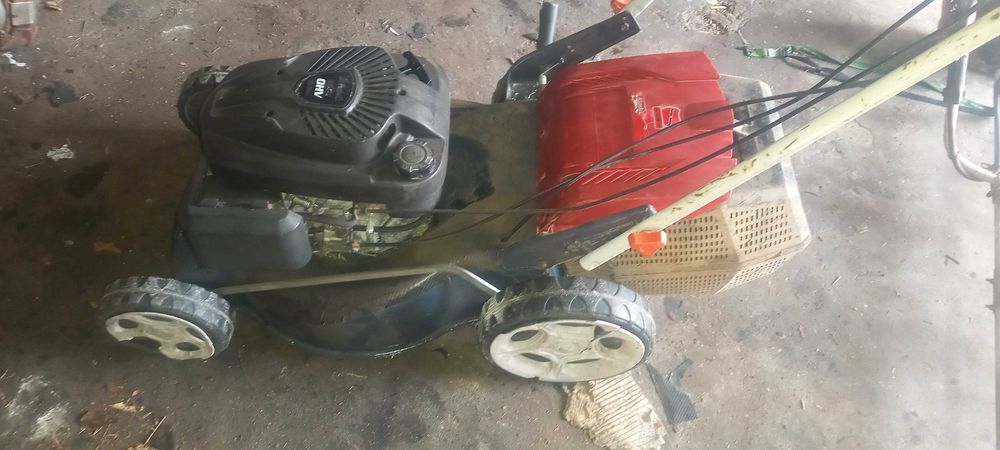 Corta relvas a gasolina com atração