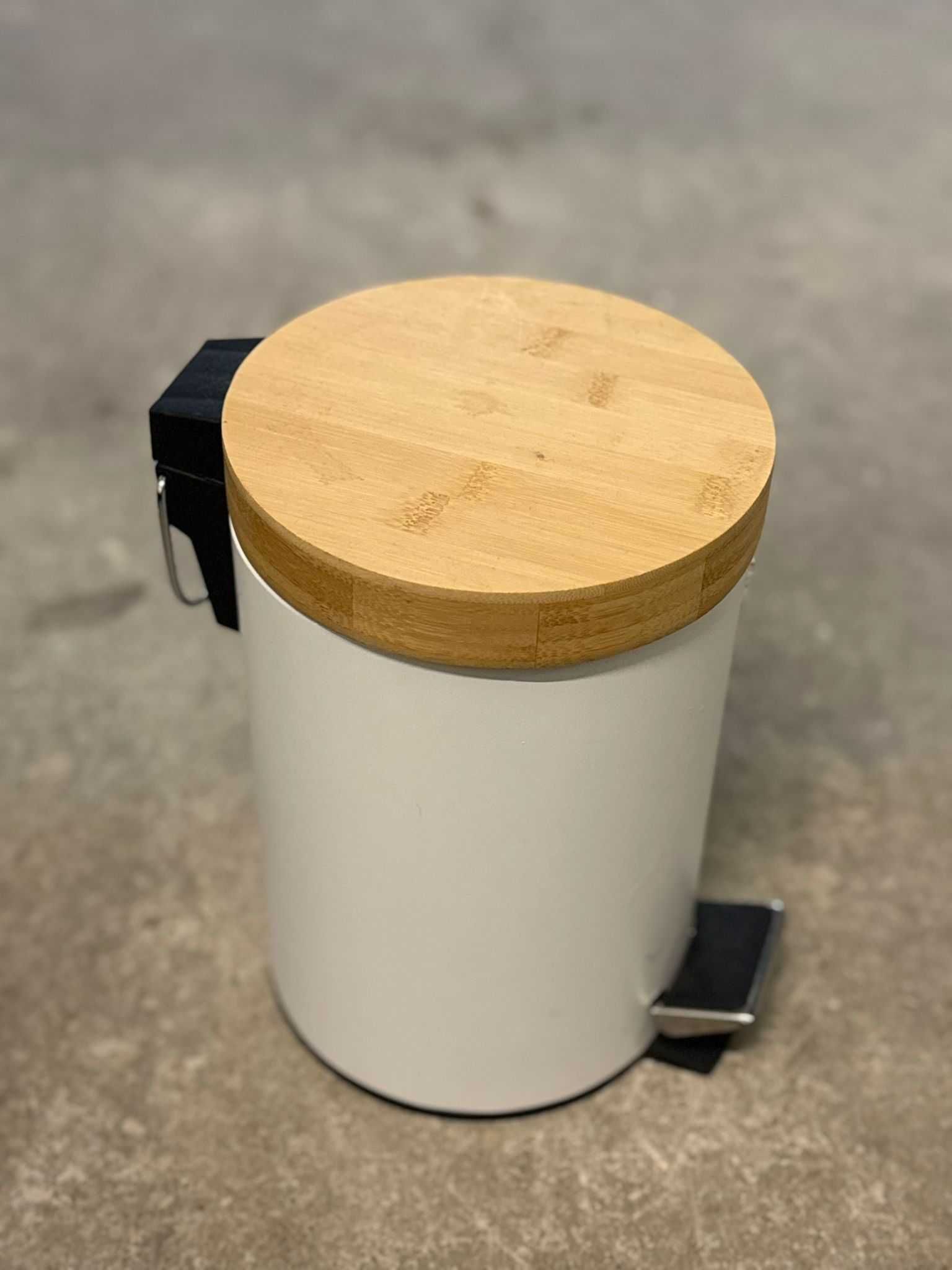 Lixeira WC Branco de Metal com Tampa em Bambu 3L