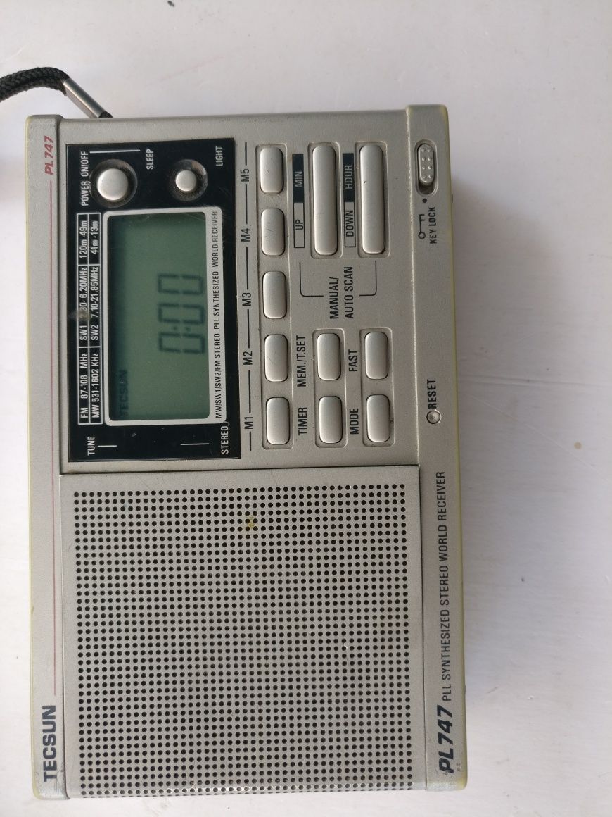 Радио приймач TECSUN PL747. Робочiй.