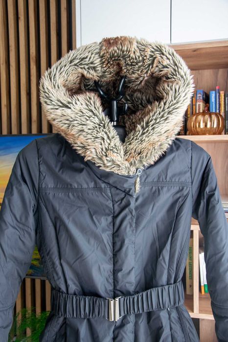 CARRY czarna damska długa kurtka zimowa z futerkiem- M/38