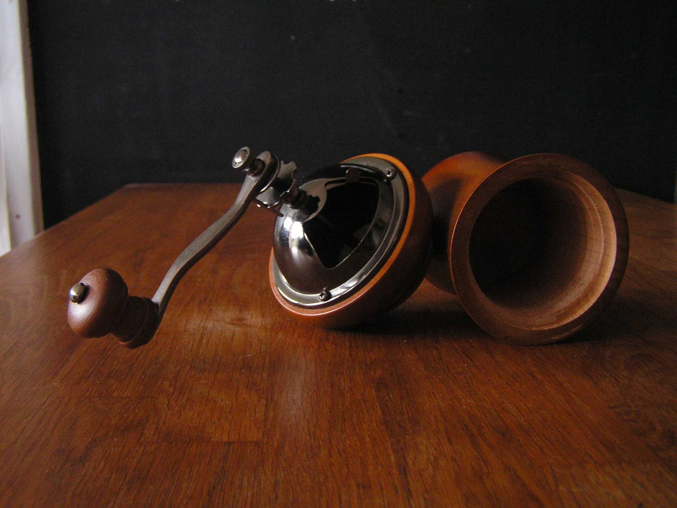 Ręczny młynek do kawy Hario - Coffee Mill Dome