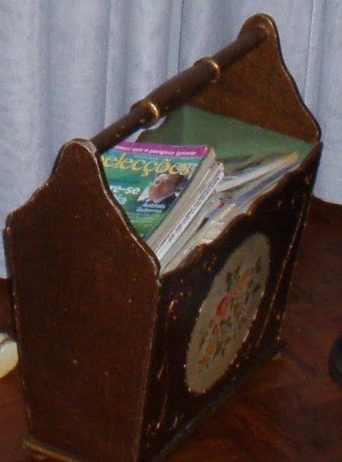 Porta revistas vintage em madeira dourada e  pintado á mão.