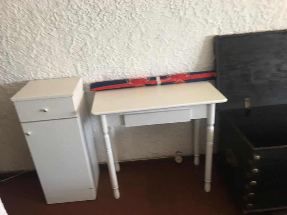 Mesa e pequeno armário de apoio