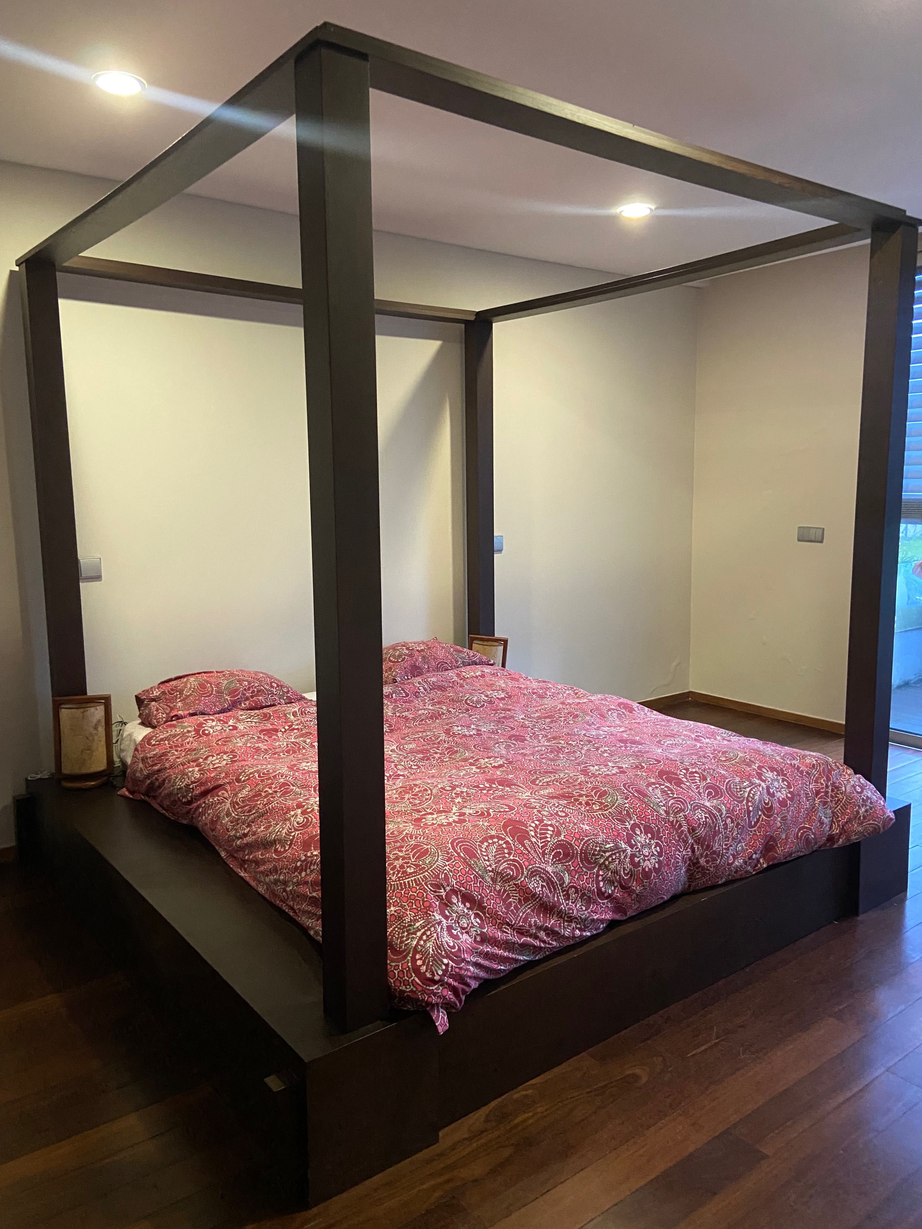 Cama de casal em wengue com colchão