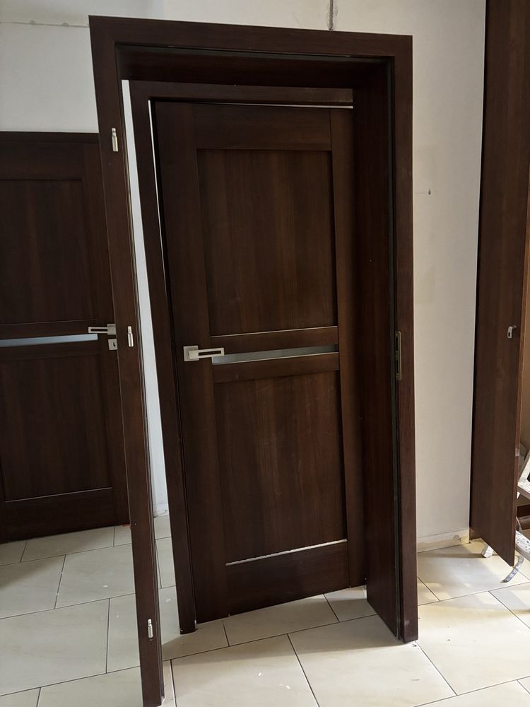 Drzwi wewnętrzne porta z oscieżnicą do odbioru już