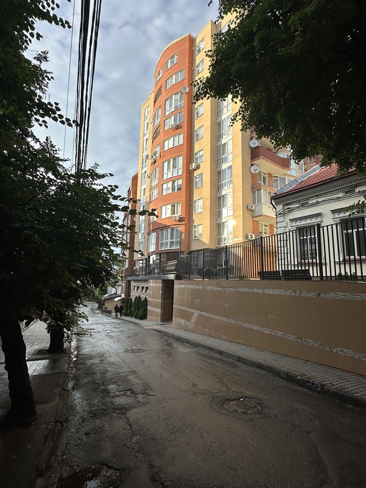 Продам паркінг на вул. Барвінського 2