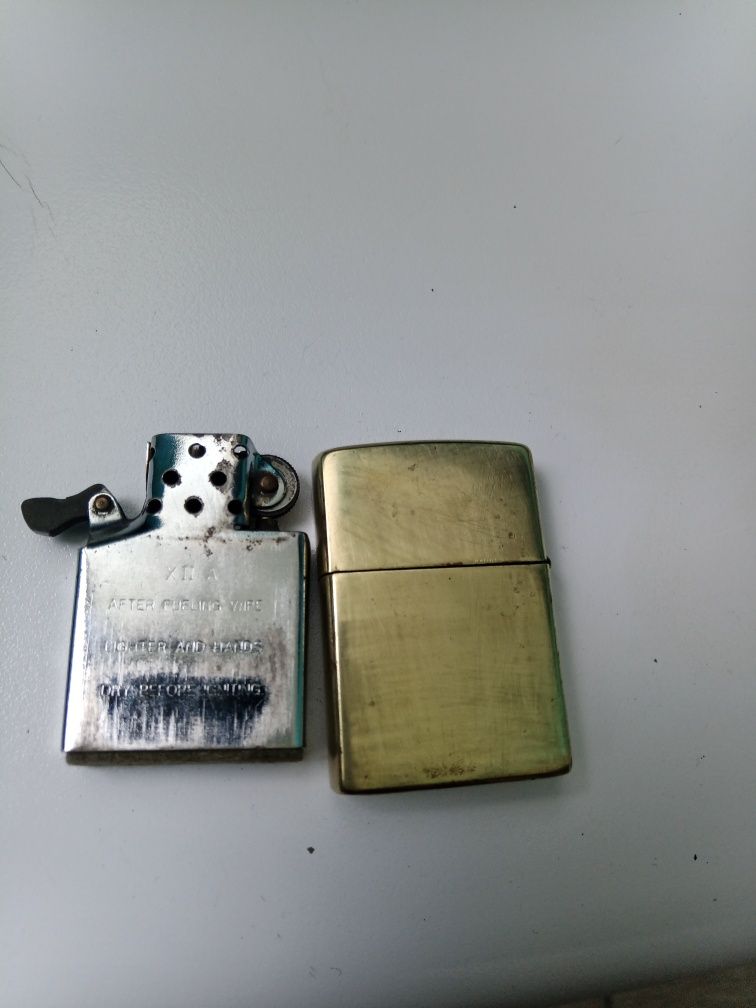 Продам бронзову зажигалку zippo