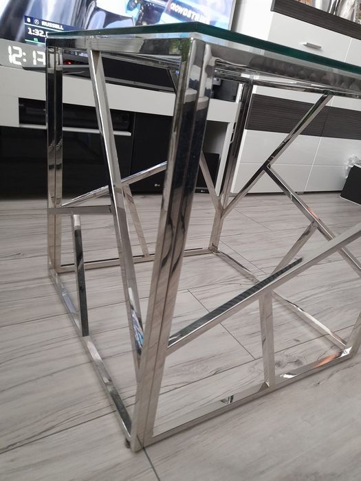 Metalowy stolik kawowy ze szklanym blatem