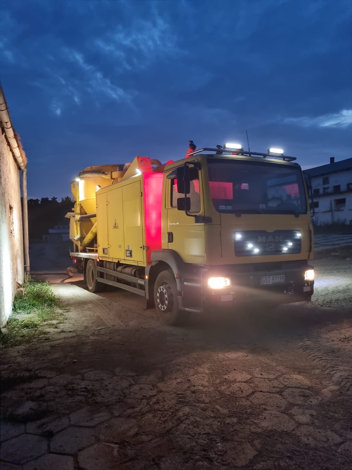 Mobilna mieszalnia pasz, śrutowanie, gniecenie zbóż, mieszanie pasz