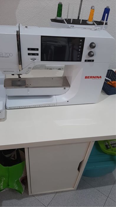 Maquina de bordar BERNINA B700 (ler anuncio)