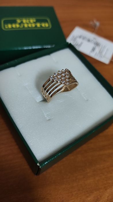 Золота каблучка з фіанітами