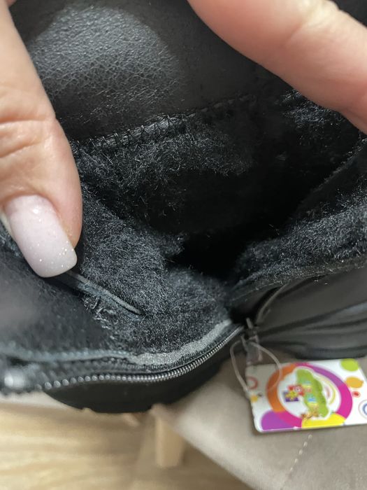 Зимові черевики на дівчику