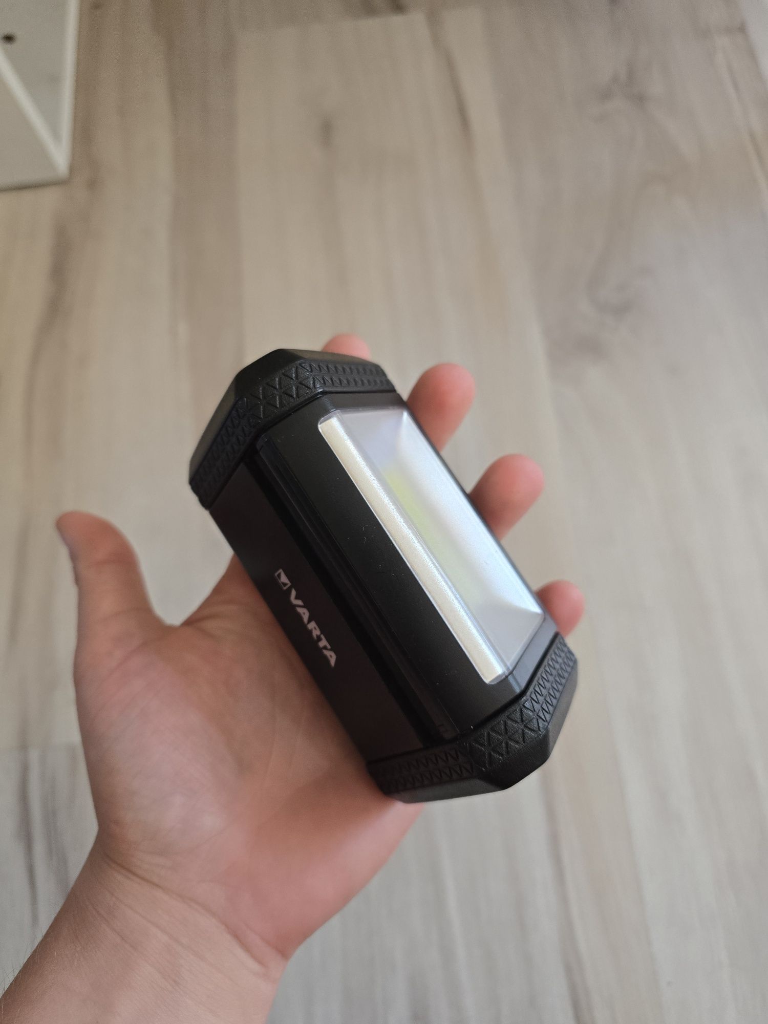 Lampa latarka diodowa Varta WORK FLEX AREA LIGHT