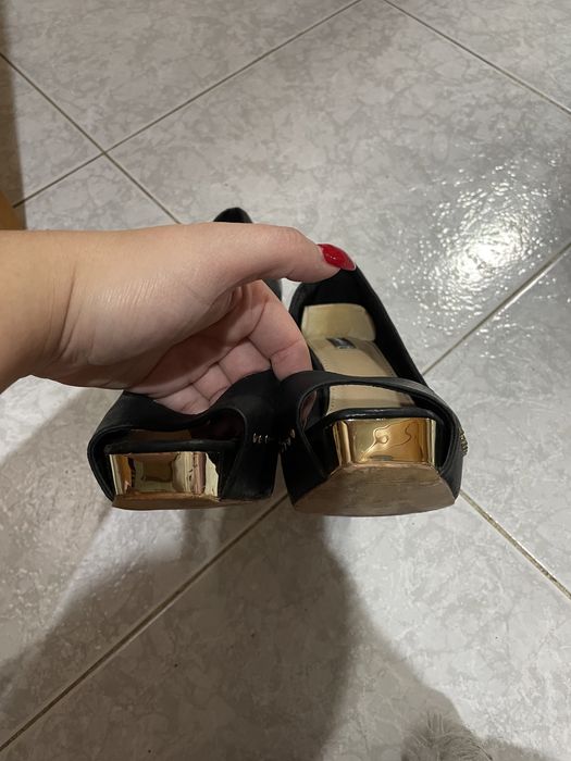 Sapatos preto e dourado