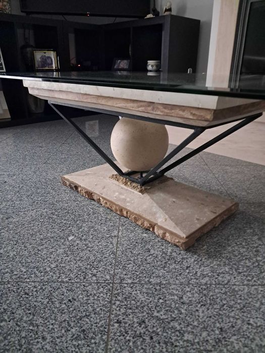 Mesa em pedra com tampo em vidro para sala estar