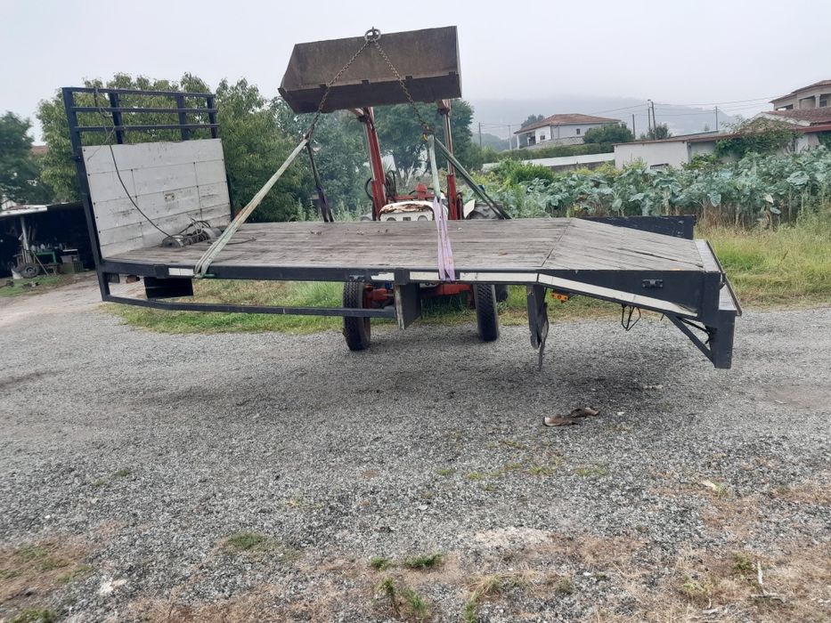 Estrado para carrinha, com guincho eléctrico
