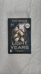 "Light Years" de Kass Morgan