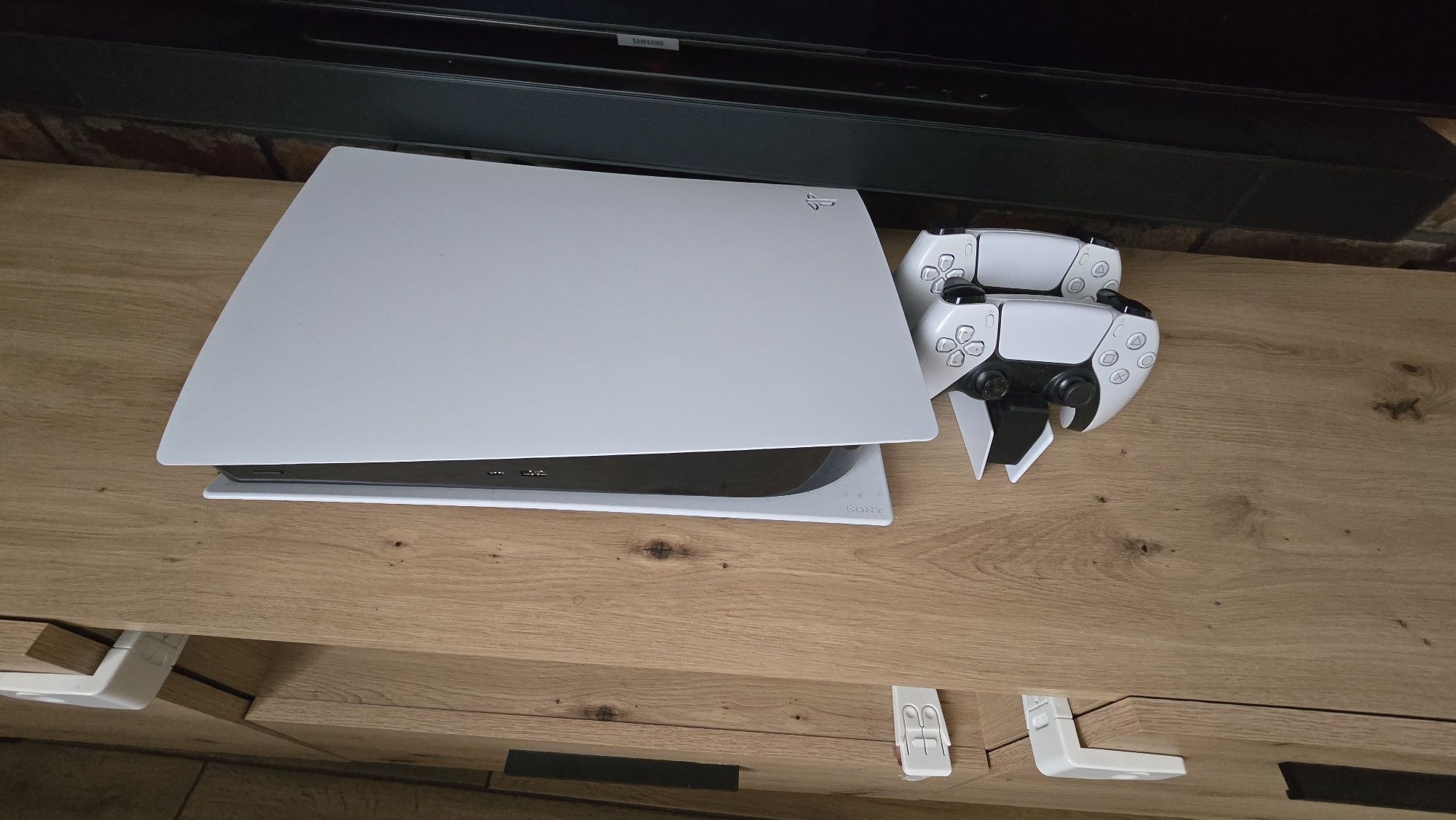 Playstation 5 Digital + 2 Pady +Stacja Dokująca
