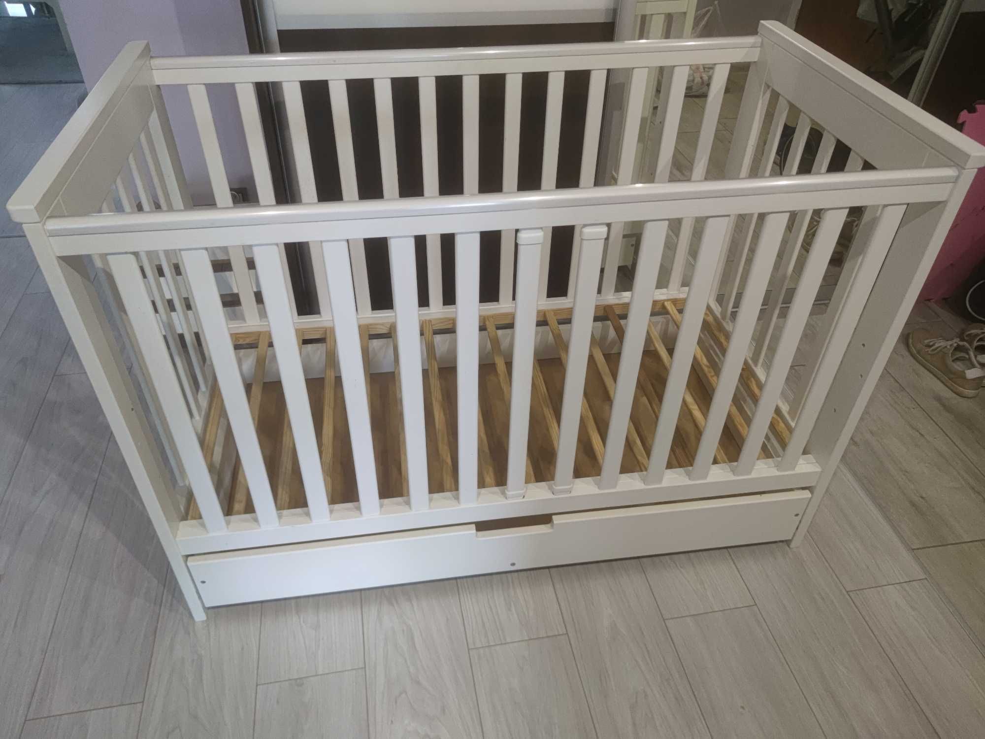 Klupś Iwo Łóżeczko białe z barierką i szufladą 127x67 + materac antyal