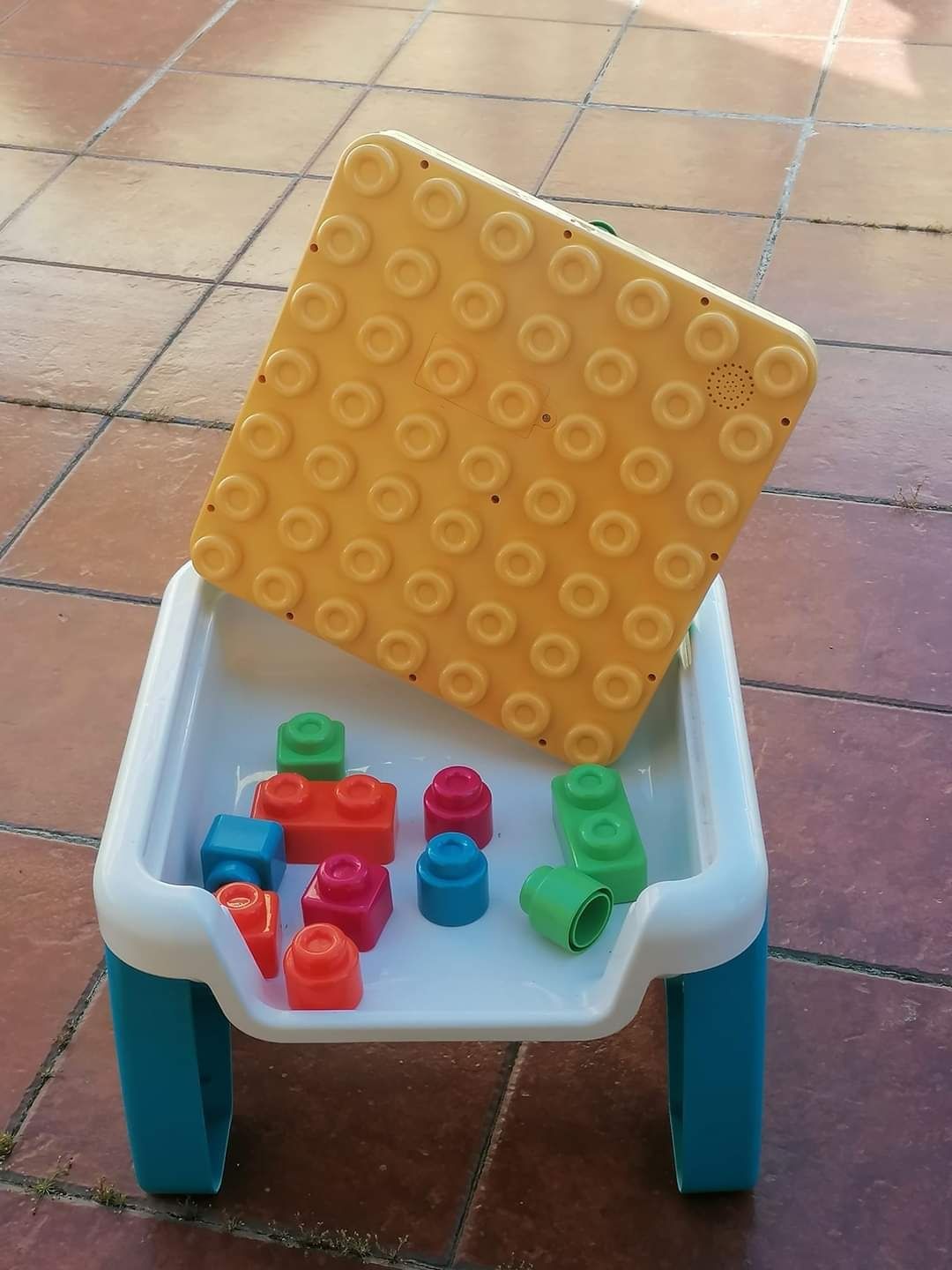 Vendo MESA DE ATIVIDADES da CHICCO com 2 lados com sons e LEGOS