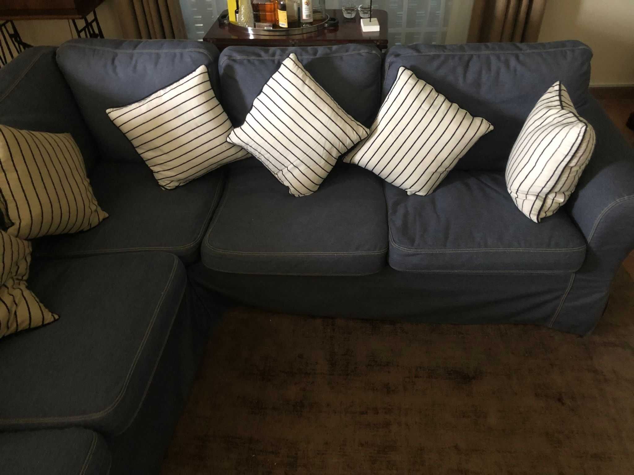 Sofá formato L grande e confortável