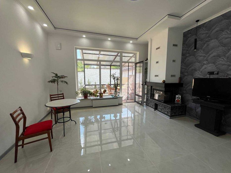 Продам 2-х этажный, современный, дом новой постройки в Центре