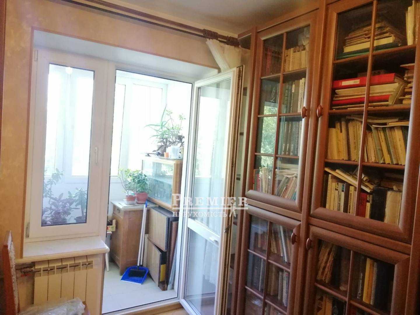 Продам велику 4-кімнатну квартиру в цегляному будинку