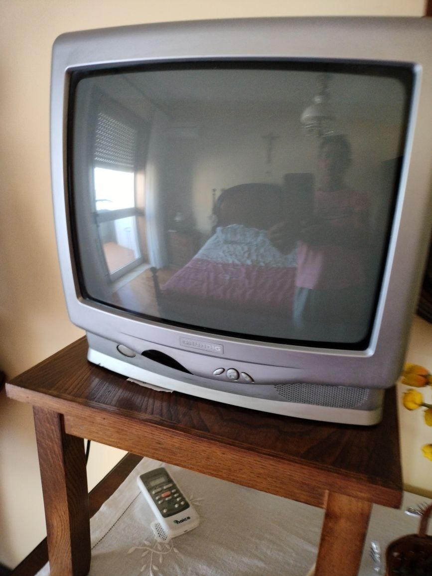 Televisão pequena antiga