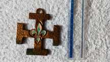 Cruz de inspiração medieval