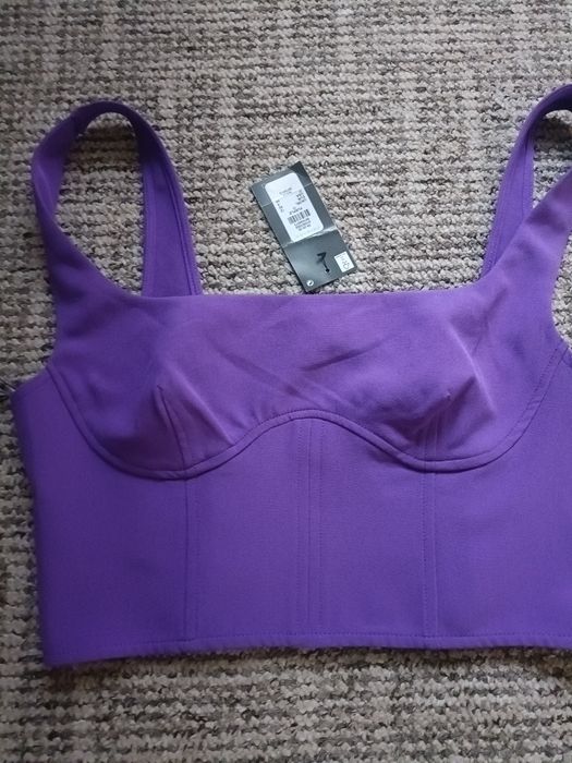 Fioletowy crop top na szerokich ramiączkach