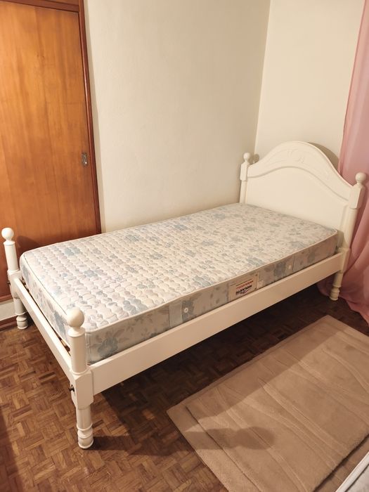 Vendo cama de solteiro com colchão