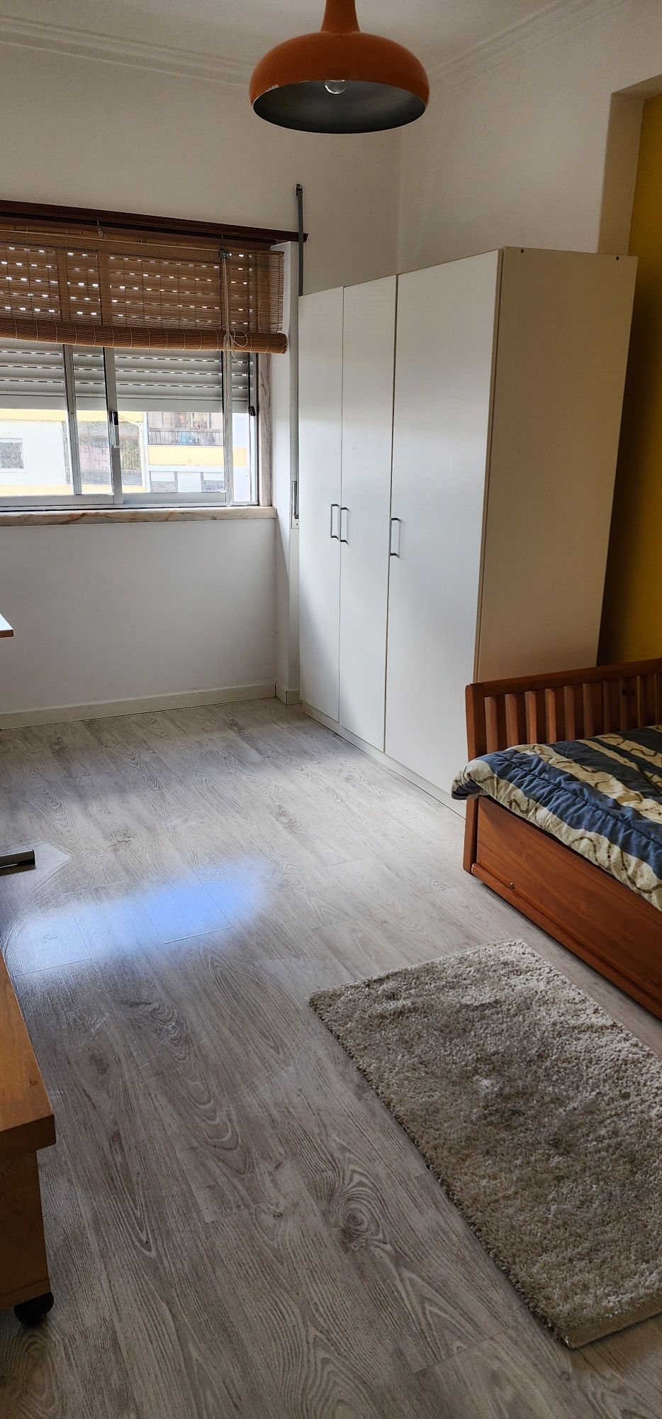 Aluga-se quarto em belas. Menina ou senhora apenas.