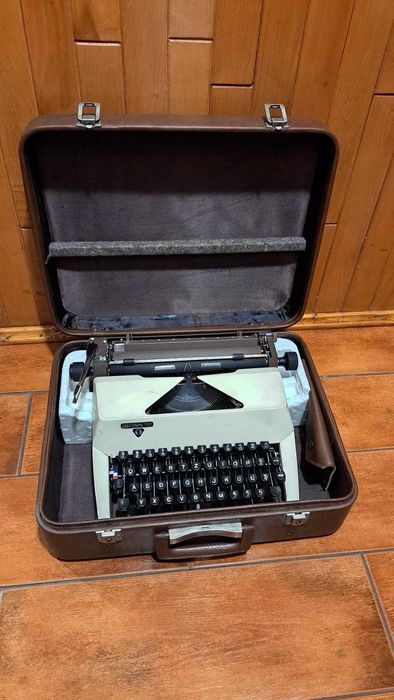 Maszyna do pisania łucznik predom 1301