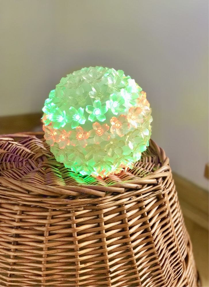 Lampka dekoracyjna kula z kwiatuszkami LED