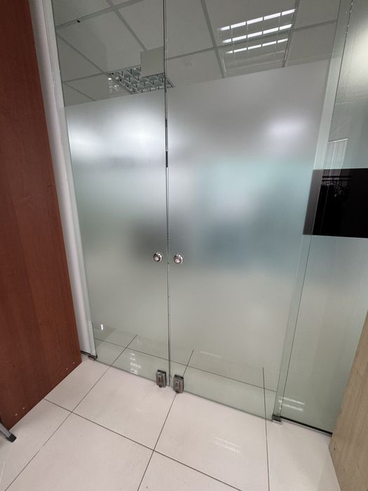 Бронеплёнка на стекло, защита от осколков. Тонировка стекла и окон.