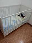 berço de bebé IKEA com colchão