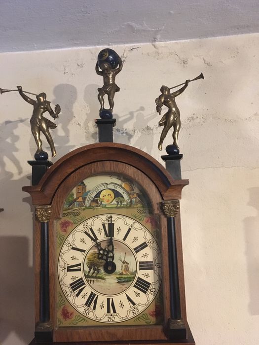 Zegar ścienny wiszący wybija godziny i połówki