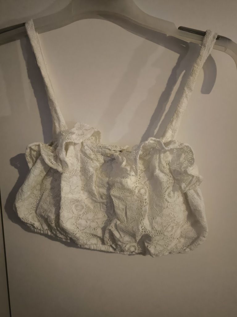 Krótki koronkowy biały top
