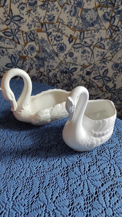 Doniczki lub ozdoba w kształcie łabędzi .