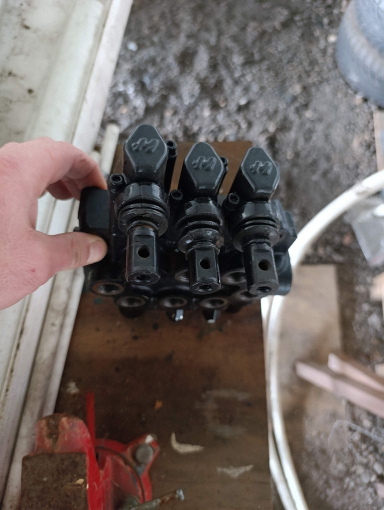 Rozdzielacz hydrauliczny  trzy sekcje tur Newholland