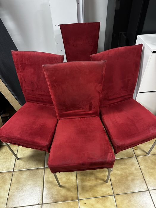 Zestaw 4 czerwonych krzesel welurowych na metalowych nogach