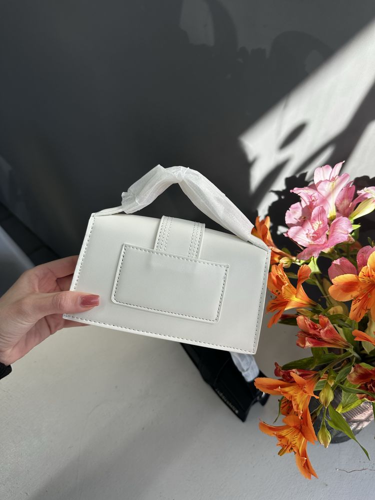 Сумка Jacquemus.