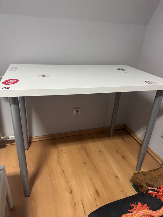 Biurko z regulowanymi nogami