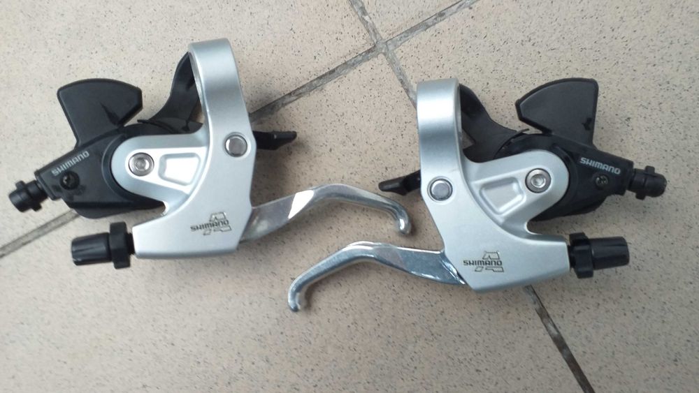 Klamkomanetki SHIMANO Alivio 3x8 model ST-MC18 stan idealny.
